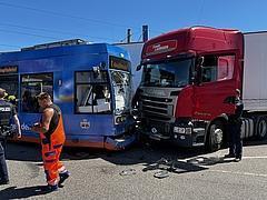 Unfall Tram und LKW
