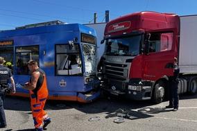 Unfall Tram und LKW