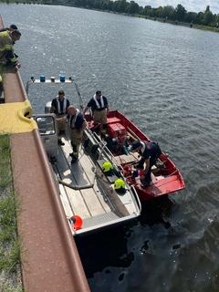 Zwei Rettungsboote im Wasser.