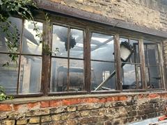 Sicht in die Garage durch Fenster.