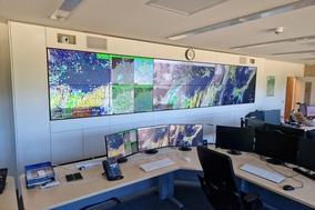 Wetterbildschirme im Büro des DWD