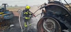 Löscharbeiten am Traktor
