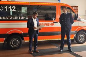 Der Oberbürgermeister und Kollege Rudolph vor dem ELW