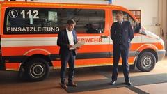 Der Oberbürgermeister und Kollege Rudolph vor dem ELW