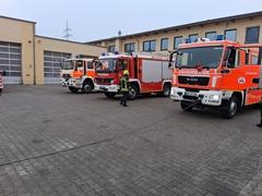 3 Feuerwehrfahrzeuge im Innenhof