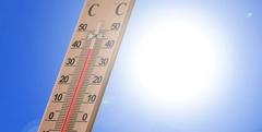 Thermometer mit blauem Himmel im Hintergrund