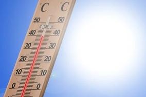 Thermometer mit blauem Himmel im Hintergrund