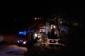 Löschzug im dunkeln