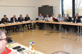 Gäste im Tagungsraum am Tisch