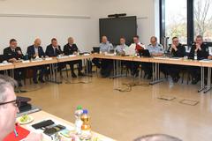 Gäste im Tagungsraum am Tisch