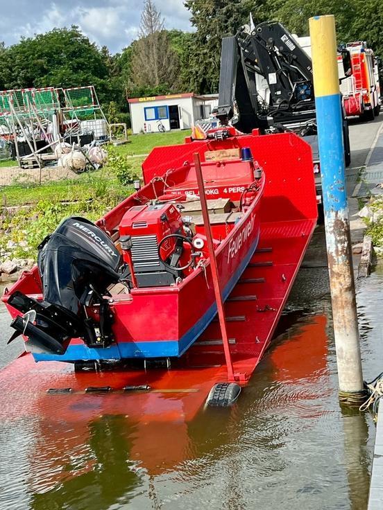 Rotes Rettungsboot der Feuerwehr