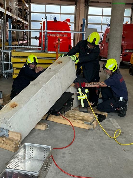 Feuerwehrmänner arbeiten an Betonblöcken