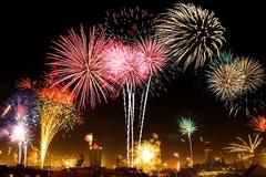 Feuerwerk an Silvester. Raketen explodieren am Himmel.