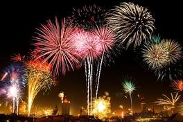 Feuerwerk an Silvester. Raketen explodieren am Himmel.