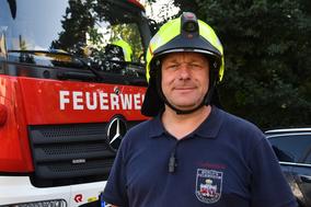 Einsatzleiter vor dem Auto