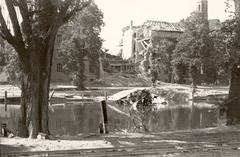 Blick auf das zerstörte Saldria-Gymnasium an der Havel, 1945