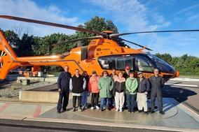 Gruppenbild vor dem Rettungshubschrauber CH 35