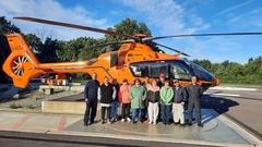 Gruppenbild vor dem Rettungshubschrauber CH 35
