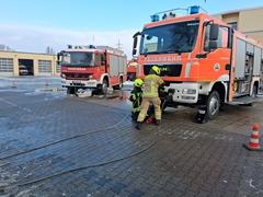 Rüstwagen im Innenhof der Feuerwehr