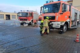 Rüstwagen im Innenhof der Feuerwehr