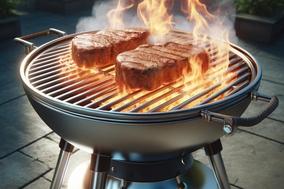 Grill mit zwei Steaks und Feuer