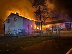 Rauch, Feuer und es ist dunkel. Das Haus brennt