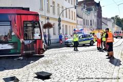 Defekte Tram mit Polizei und Auto der Polizei im Hintergrund