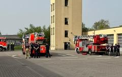 Feuerwehrmänner an den Drehleitern
