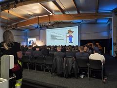 Theorieausbildung im Raum mit power point Präsentation