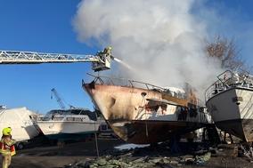 Boot wird über Drehleiter gelöscht