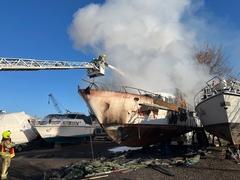 Boot wird über Drehleiter gelöscht