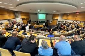 Hörsaal der Veranstalung gefüllt mit Menschen