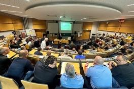Hörsaal der Veranstalung gefüllt mit Menschen