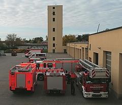 Feuerwehrfahrzeuge im Innenhof