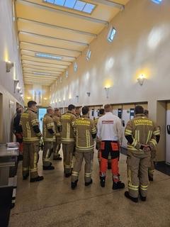 Kameraden im Flur der Kühlhallen