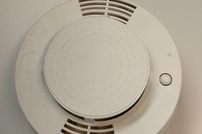 Rauchwarnmelder an der Decke. Sie retten Leben.