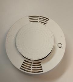 Rauchwarnmelder an der Decke. Sie retten Leben.