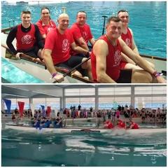 Collage vom Einsatz auf dem Wasser. Das Team sitzt im Boot und paddelt