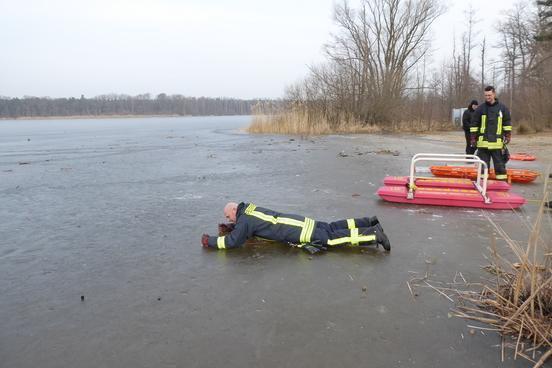 Berufsfeuerwehr trainiert die Eisrettung