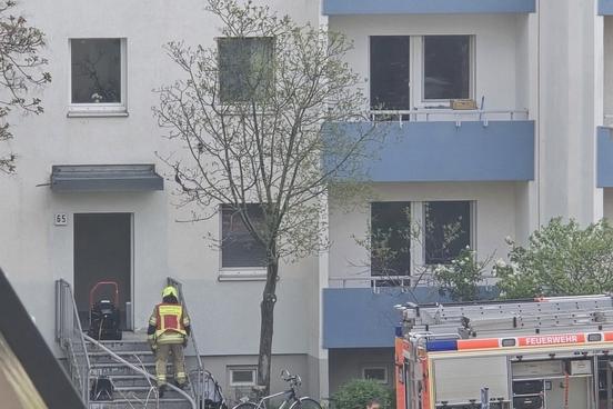 Feuerwehrleute sind an einem Mehrfamilienhaus zum Löschen