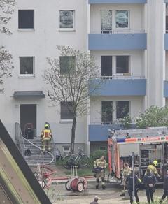 Feuerwehrleute sind an einem Mehrfamilienhaus zum Löschen