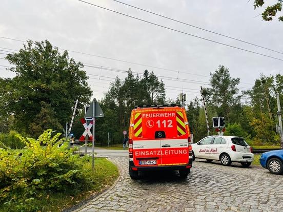 Der ELW an der Einsatzstelle am Bahnübergang
