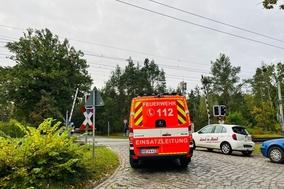 Der ELW an der Einsatzstelle am Bahnübergang