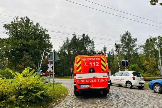 Der ELW an der Einsatzstelle am Bahnübergang
